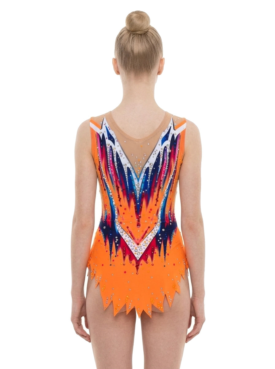 Vinkova Turnanzug Regina, hinten: orange, blau und weiß, V-förmige Linien, Rock mit Spitzen.