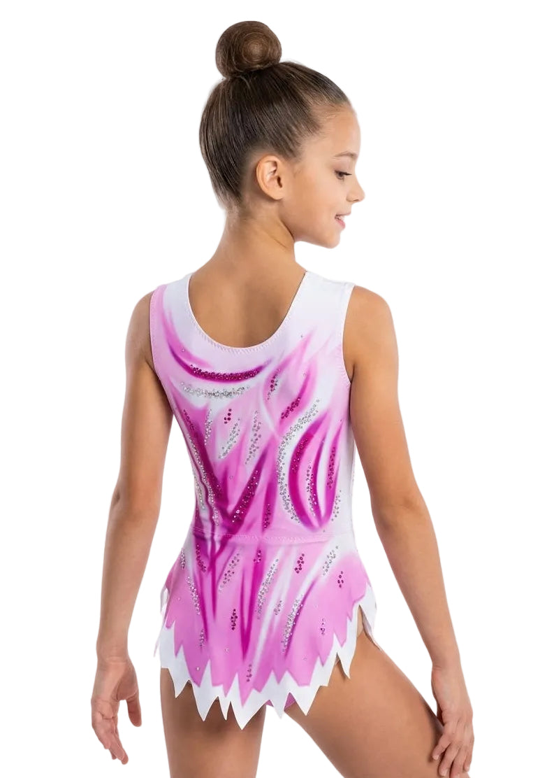 Professioneller elastischer Anzug mit gezacktem Röckchen, verziert mit Kristallen und abstrakten Motiven in Fuchsia und Weiß.