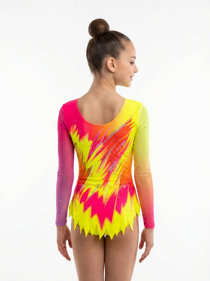 Maillot de competición homologado FIG con falda de picos y motivos geométricos brillantes en tonos fucsia y neón.