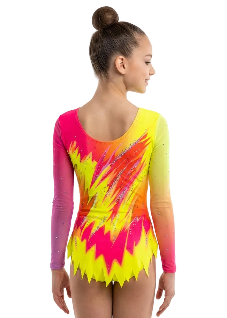 FIG-zertifizierter Wettkampfanzug mit gezacktem Röckchen und glitzernden geometrischen Motiven in Fuchsia und Neon.