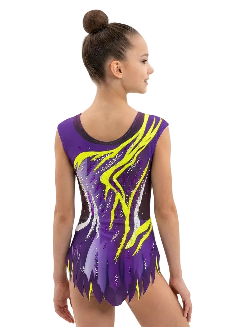 Professioneller elastischer RSG-Anzug mit gezacktem Röckchen und dynamischem Design in Violett und Neonfarben.