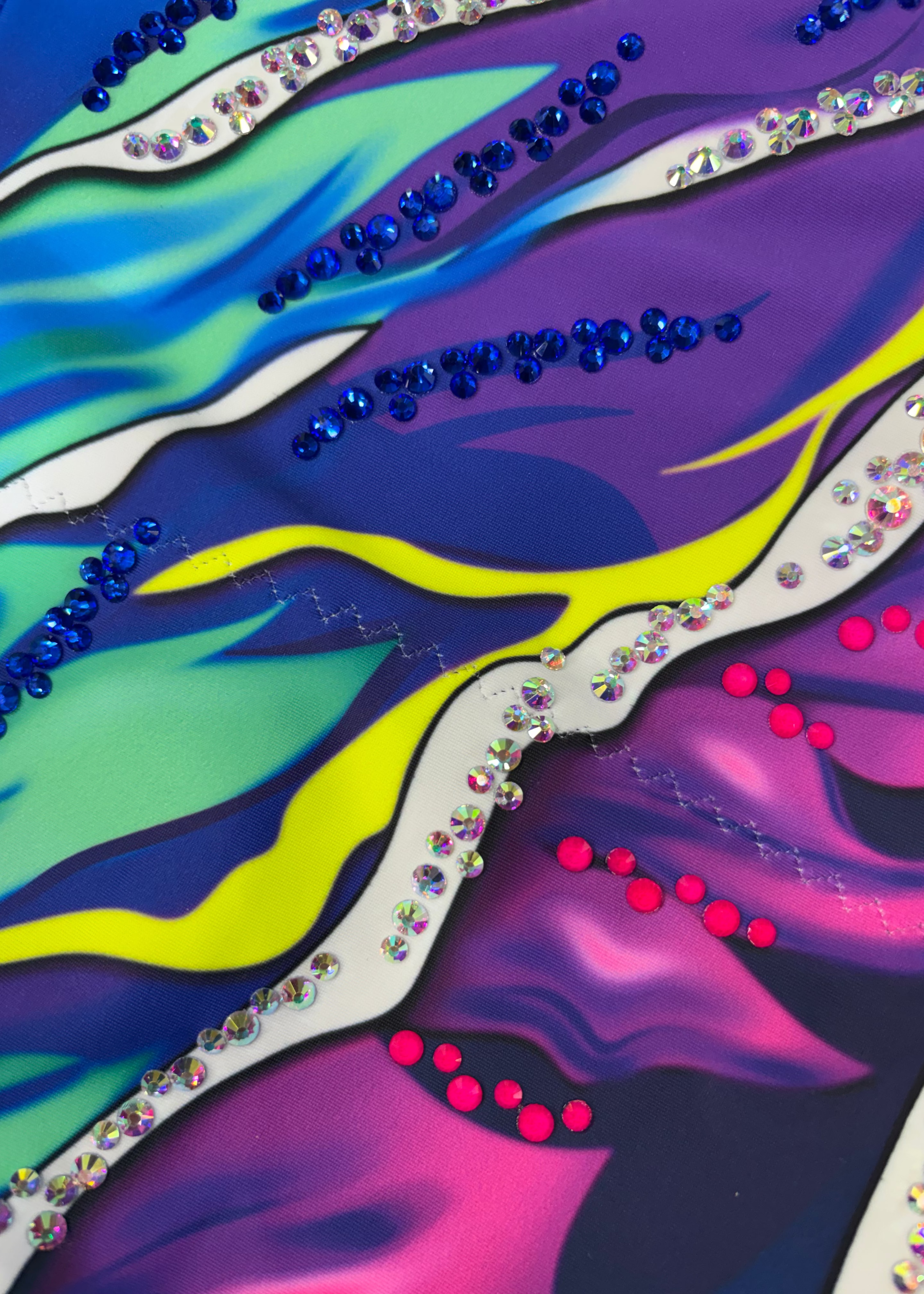 RSG-Wettkampfanzug mit hautfarbenem Netz, glänzendem Steinbesatz und elastischem künstlerischem Multi-Color-Design.
