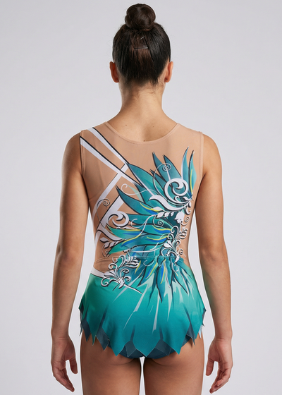 RSG-Anzug in Türkis- und Grüntönen mit Strasssteinen, Farbverläufen und floralen Motiven für einen eleganten Stil.
Heller RSG-Anzug mit intensivem Grün, weißen Details, glänzenden Strasssteinen und dynamisch wirkendem Floral-Design.
Rückansicht eines RSG-Anzugs mit heller Basis in Grün und Türkis, Strasssteinen und fließenden floralen Motiven.