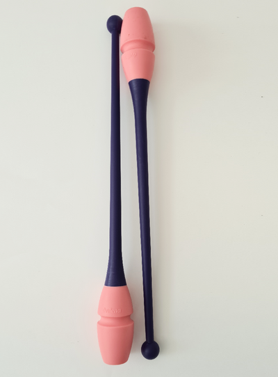Ein Paar ineinandersteckbare Dvillena & Vinkova Keulen in Navy mit hellblauem Kopf, professionelles Handgerät.