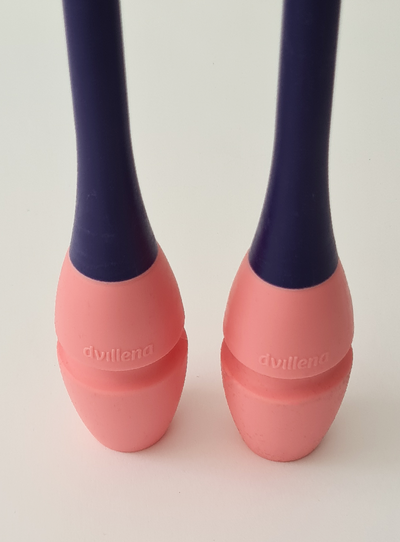 FIG-zertifizierte ineinandersteckbare Keulen in Navy-Blau und Hellblau für RSG-Gymnastinnen.
