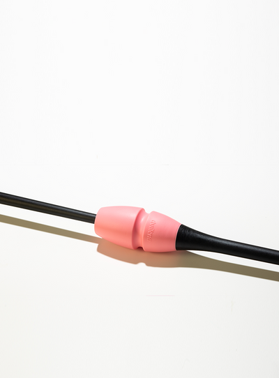 FIG-zertifizierte ineinandersteckbare Keulen in Schwarz und Rosa für offizielle Wettkämpfe.