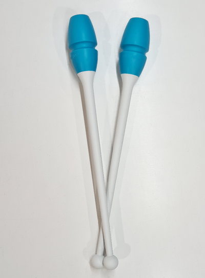 Ineinandersteckbare Keulen für Rhythmische Sportgymnastik in Weiß und Türkisblau für Wettkämpfe.