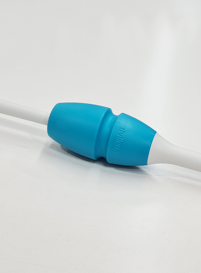 FIG-zertifizierte ineinandersteckbare Keulen in Weiß und Blau für Hochleistungsgymnastinnen.