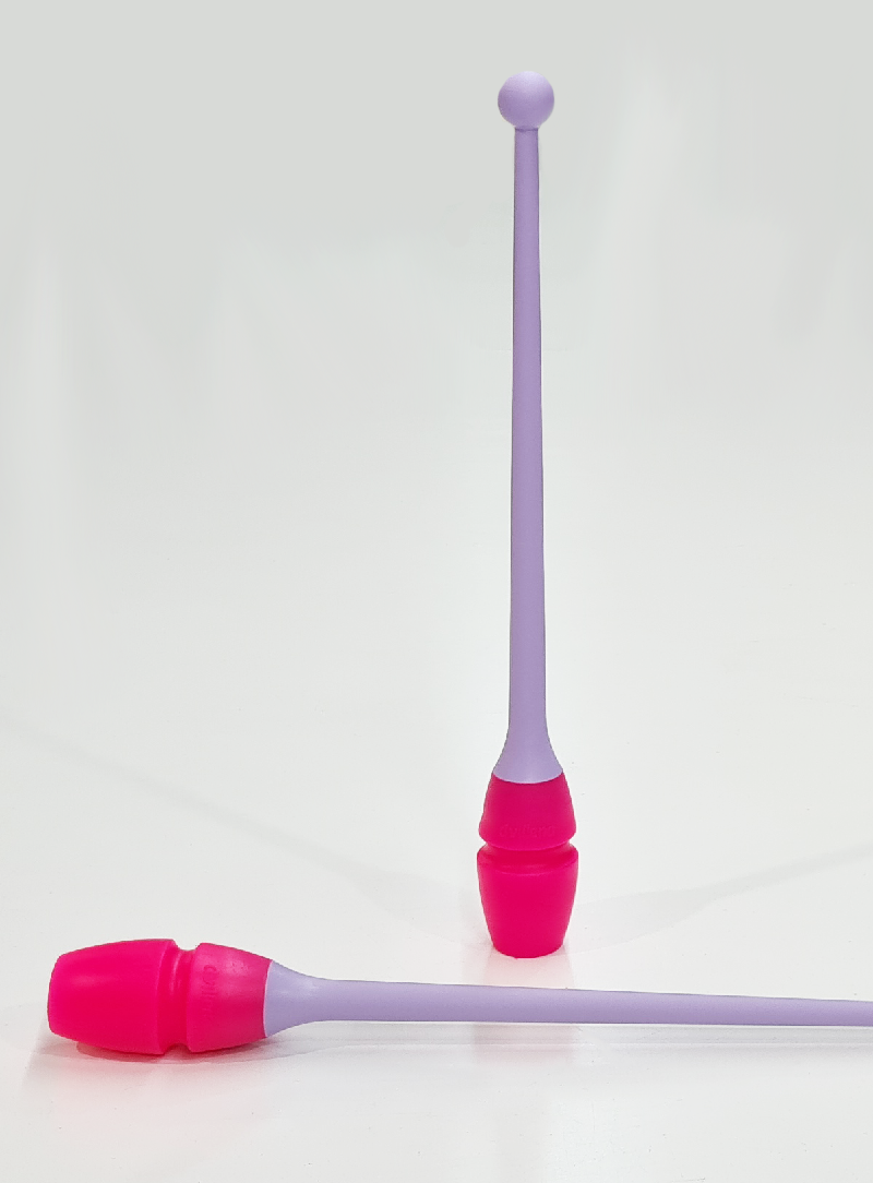 Par de mazas Dvillena & Vinkova cuerpo lila lavanda y cabeza rosa.