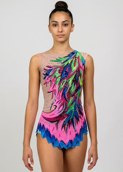 RSG-Wettkampfanzug in Rosa und Blau mit grünen Akzenten, reichhaltigem Strassbesatz und Flammenmotiven für einen lebendigen Stil.

Hellfarbener RSG-Wettkampfanzug mit intensivem Rosa, grünen und blauen Details, Strasssteinen und dynamisch wirkendem Flammen-Design.

RSG-Wettkampfanzug in der Rückansicht mit heller Basis in Rosa, Grün und Blau, verteilten Strasssteinen und fließenden Flammenmotiven.