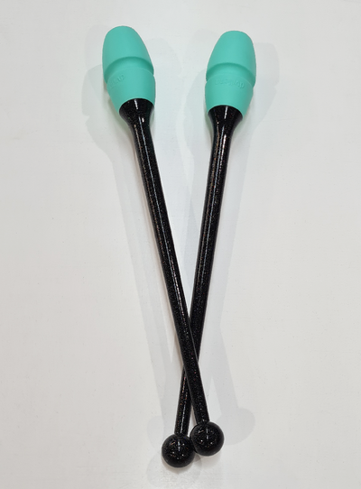 Ineinandersteckbare Keulen für Rhythmische Sportgymnastik 36 cm in Schwarz Glitzer und Grün.