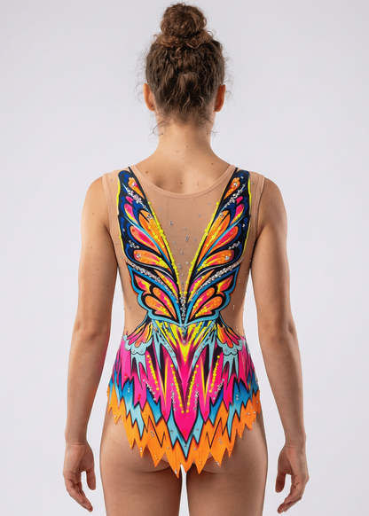 Maillot de gimnasia rítmica multicolor con rosa, azul y naranja, pedrería brillante, transparencias y diseño posterior simétrico tipo alas vibrantes.
Maillot rítmico en tonos neón y azules con pedrería abundante, transparencias suaves y patrón posterior dinámico de formas ascendentes.
Maillot de gimnasia rítmica multicolor con detalles transparentes, pedrería fina y estilo posterior vibrante inspirado en alas estilizadas.