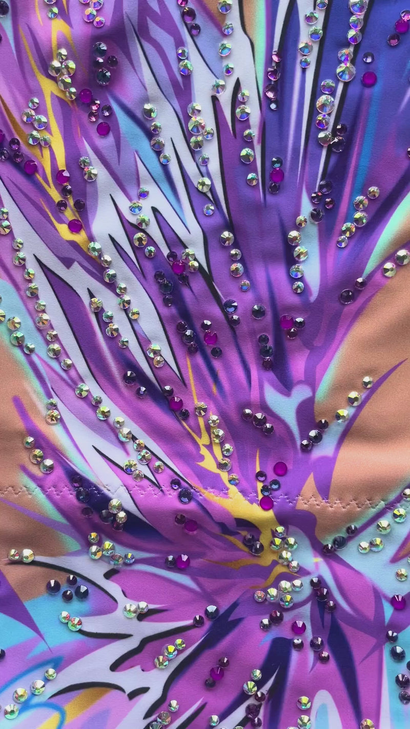 Maillot profesional elástico con falda de picos asimétrica y detalles brillantes.