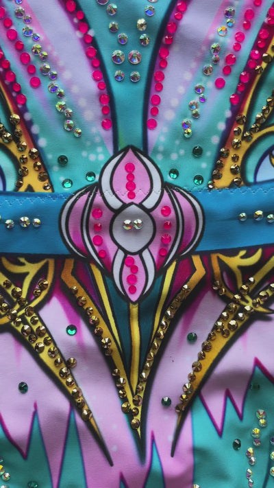Detail des Turnanzugs Gelato: türkise, rosa, schwarze und goldene geometrische Motive mit Strass.