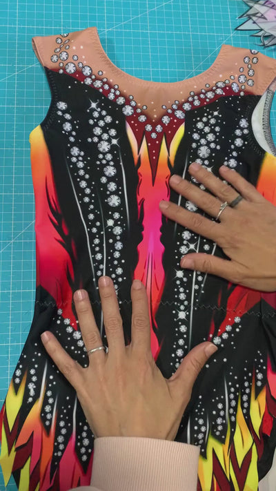 Maillot rítmico profesional con motivos de fuego y elegantes líneas de brillantes para máxima visibilidad.