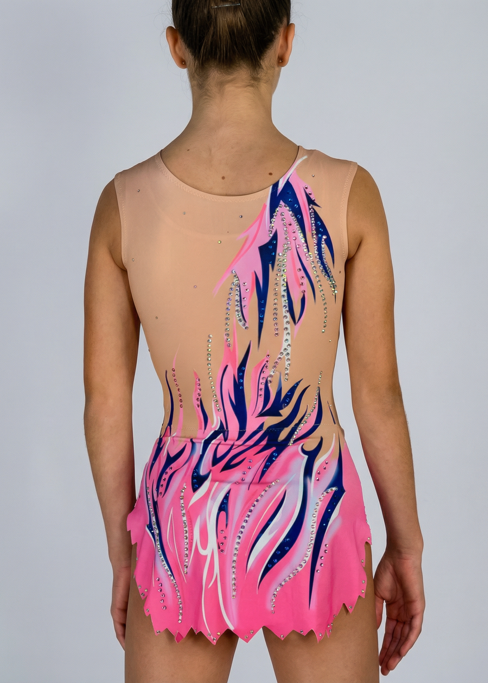 Maillot de gimnasia rítmica en rosa y azul con pedrería fina, degradados y motivos flameados que crean un estilo vibrante en la espalda.

Maillot de gimnasia rítmica color claro con rosas intensos, detalles azul marino, pedrería y diseño flameado aportando un efecto dinámico en la espalda.

Maillot de gimnasia rítmica visto por la espalda en base clara con rosas y azules, pedrería dispersa y trazos flameados de aspecto fluido.
