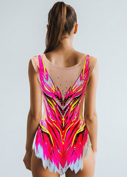 Maillot de gimnasia rítmica translúcido con tonos fucsia, amarillo y gris, pedrería brillante y diseño posterior simétrico de líneas afiladas.
Maillot rítmico translúcido en fucsia, rosa y amarillo, con pedrería fina y patrón posterior vibrante de formas estilizadas.
Maillot de gimnasia rítmica con base translúcida, degradados fucsia y gris, detalles de pedrería y estilo posterior dinámico en forma de llamas.