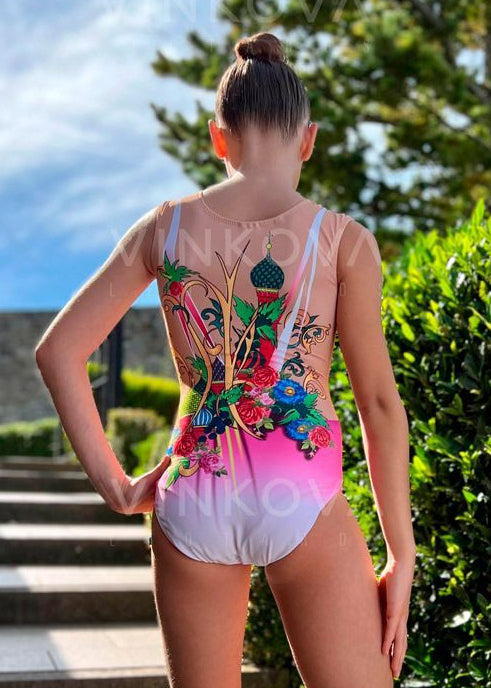 Ärmelloser RSG-Anzug mit traditionellen russischen Motiven und rosa Schnürkorsett.