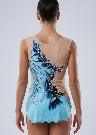 RSG-Anzug in Blau und Hellblau mit üppigen Strasssteinen, sanften Farbverläufen und fließenden Motiven für einen aquatischen Stil.
Heller RSG-Anzug mit intensivem Blau, hellblauen Details, glänzenden Strasssteinen und dynamisch wirkendem Wellen-Design.
Rückansicht eines RSG-Anzugs mit heller Basis in Blau und Hellblau, Strasssteinen und fließenden Motiven im aquatischen Stil.