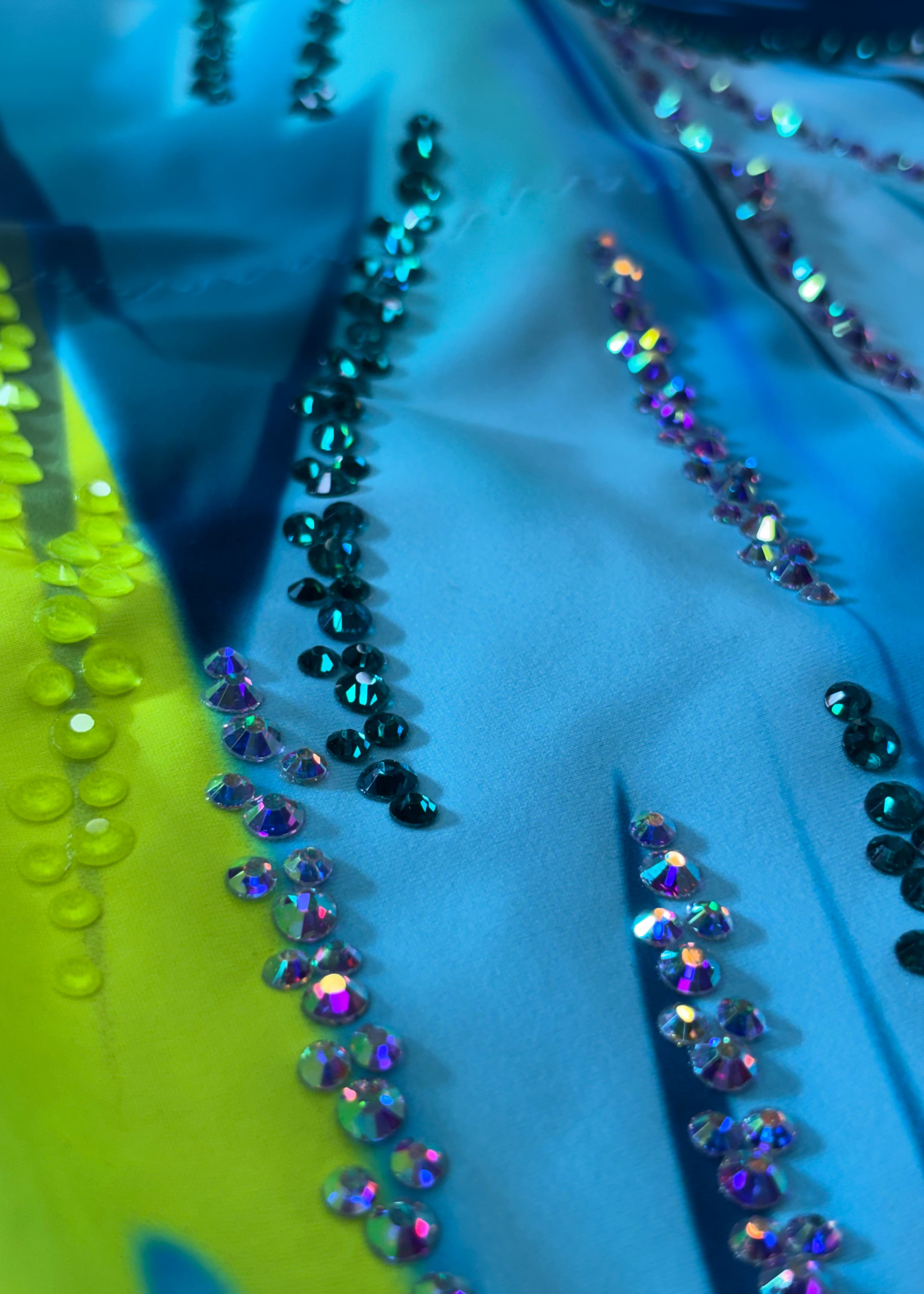 Maillot de competición para gimnasia rítmica con detalles amarillos flúor y cristales.
