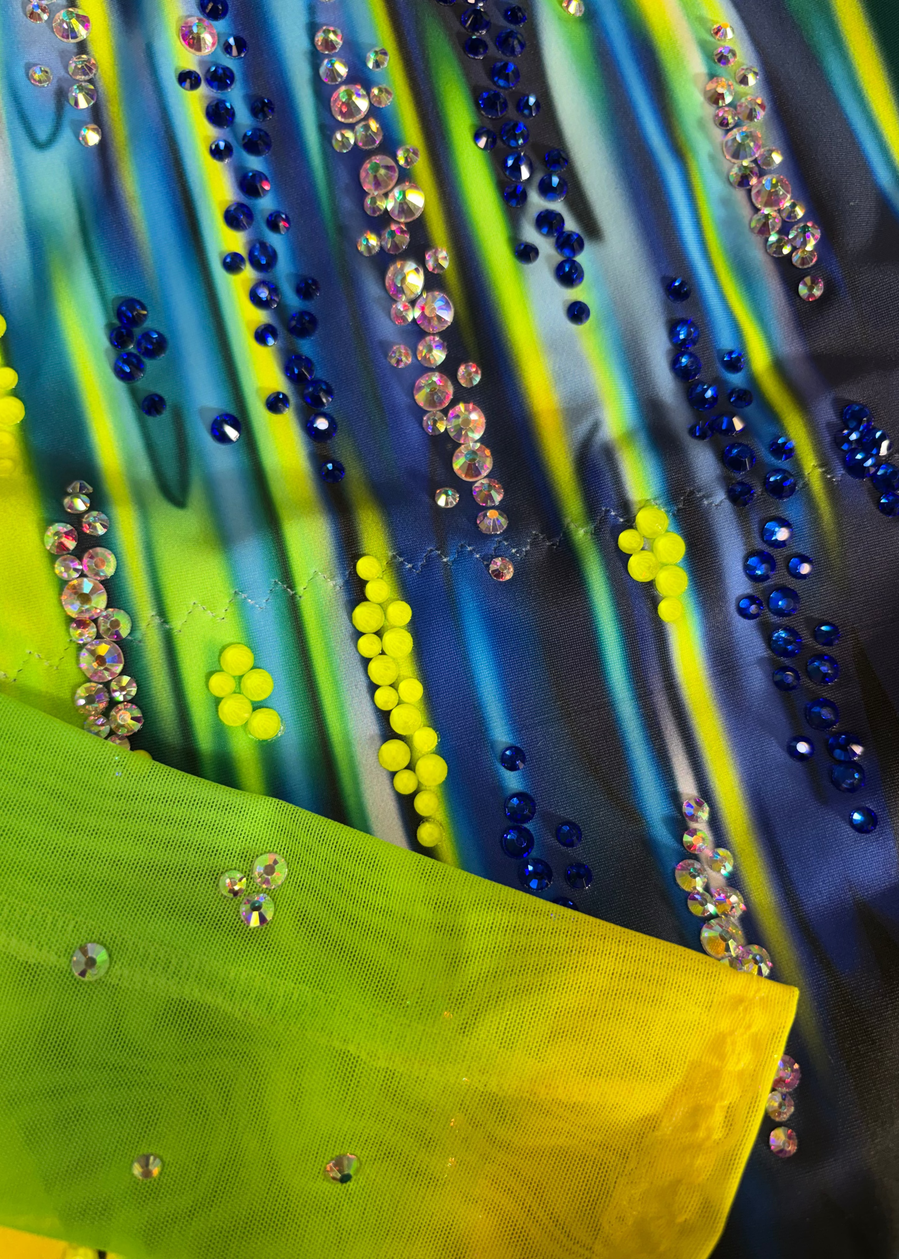 Maillot de rítmica profesional con strass multicolor y patrón abstracto azul-verde para niñas.