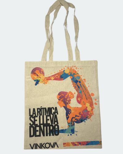 Vinkova Stofftasche mit orangefarbener Turnerin und schwarzem Schriftzug, Gesamtansicht.