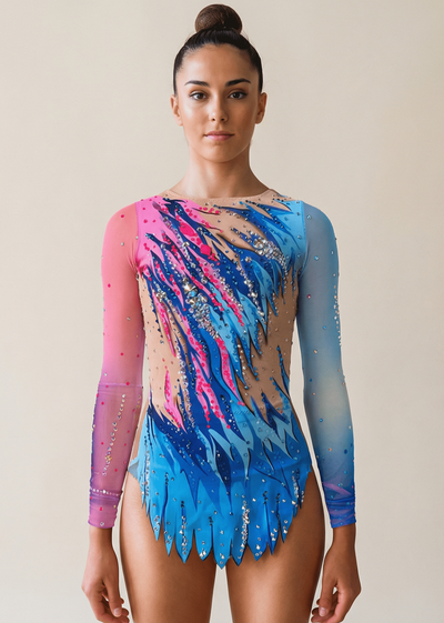 RSG-Anzug in Rosa und Blau mit Farbverläufen, hautfarbenen Transparenzen, glänzenden Schmucksteinen und langen Ärmeln im dynamischen Stil.
RSG-Anzug in Blau und Rosa mit Flammeneffekten, reichhaltigem Steinbesatz, Ärmeln mit Farbverlauf und hautfarbenen Transparenzen im lebendigen Stil.
Rückenpartie des RSG-Anzugs in Blau- und Rosatönen mit fließenden Farbverläufen, verteilten Schmucksteinen und hautfarbenen Transparenzen mit elegantem Finish.