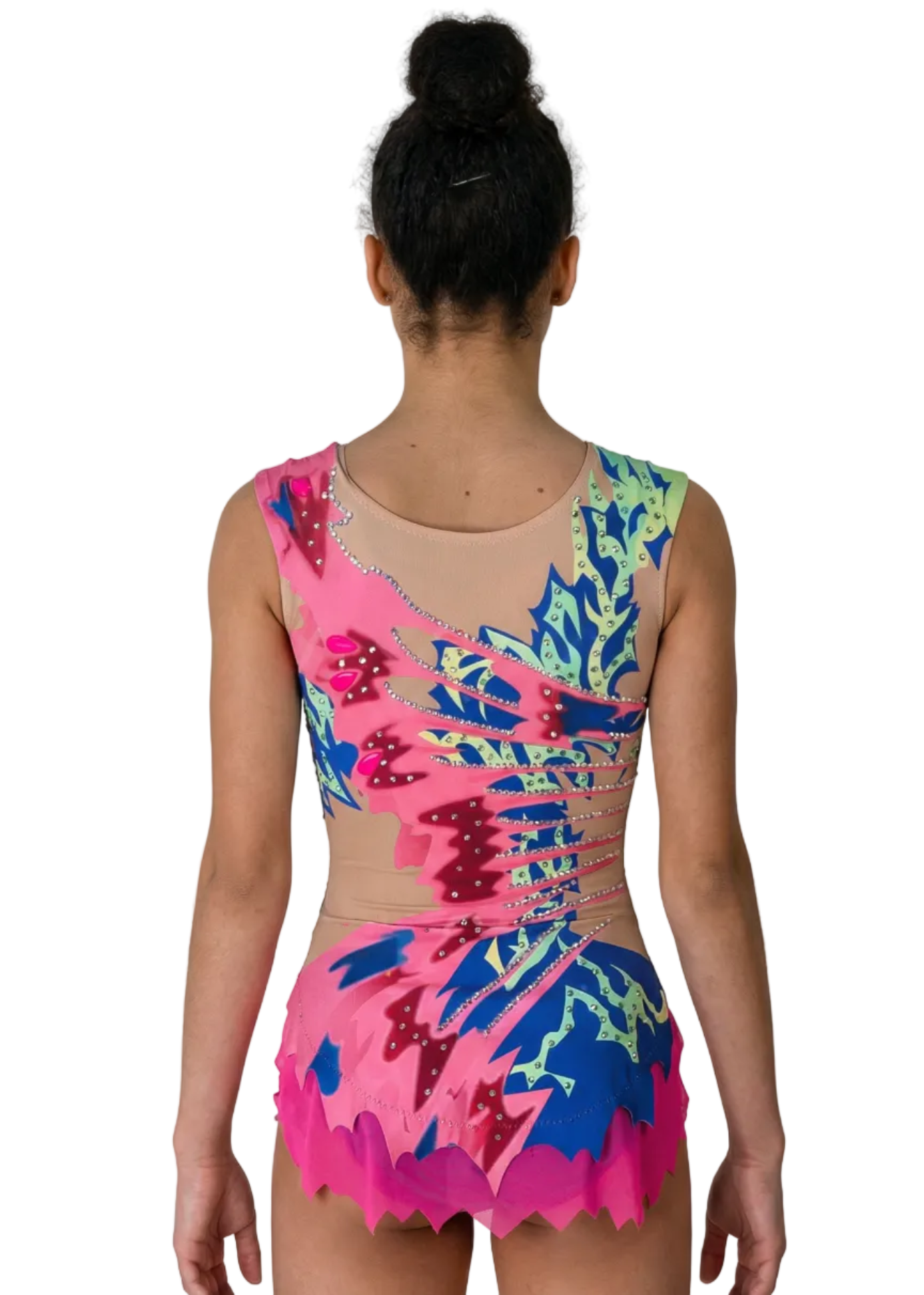 RSG-Anzug in Rosa, Blau und Grün mit Strasssteinen, seitlich angedeuteter Transparenz und dynamischen Motiven für einen lebendigen Stil.
Heller RSG-Anzug mit intensivem Rosa, Blau und Grün, glänzenden Strasssteinen und asymmetrischem Design für ein energetisches Erscheinungsbild.
Rückansicht eines RSG-Anzugs mit heller Basis in Rosa, Blau und Grün, Strasssteinen und fließenden Motiven in dynamischem Stil.