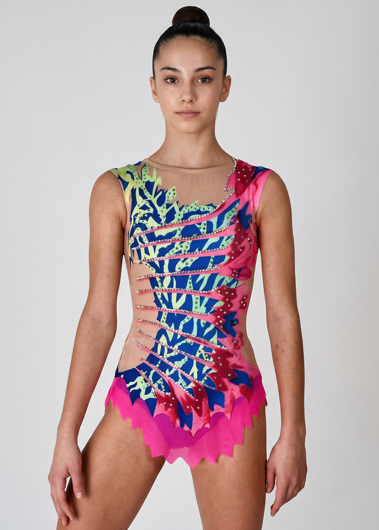Maillot de gimnasia rítmica en rosa, azul y verde con pedrería, transparencias simuladas laterales y motivos dinámicos creando un estilo vibrante.

Maillot de gimnasia rítmica color claro con rosas intensos, azules y verdes, pedrería brillante y diseño asimétrico de apariencia energética.

Maillot de gimnasia rítmica visto por la espalda en base clara con rosas, azules y verdes, pedrería y motivos fluidos de estilo dinámico.